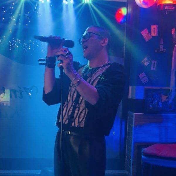 Live Session Da anni porto tutto il mio percorso personale, emotivo ed estroso sui palchi che mi ospitano. Siano questi spazi comuni come locali, bar, piazze, siano questi spazzi più privati ed organizzati come eventi di compleanno e matrimoni.